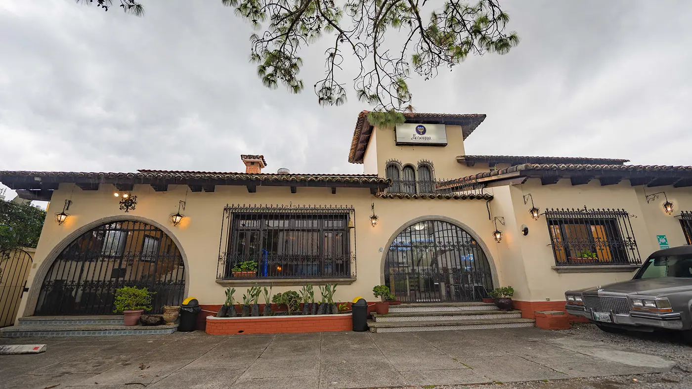 Fachada de Hosanna Casa de Velación: casa de estilo colonial con arcos, faroles y techo de teja